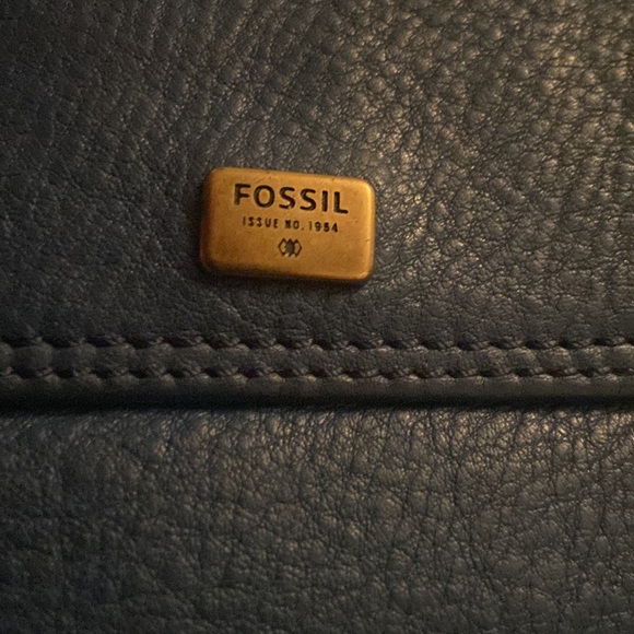 Fossil wallet change compartment on the front zippered with credit card flaps - Picture 2 of 4